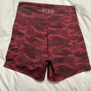 Fleo Shorts, 4” mid-high, maroon camo, medium, great condition